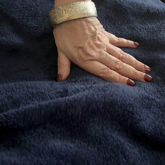 Oval cuff bracelet OSFM silver tone with hints of gold etching m - Picture 2 of 3